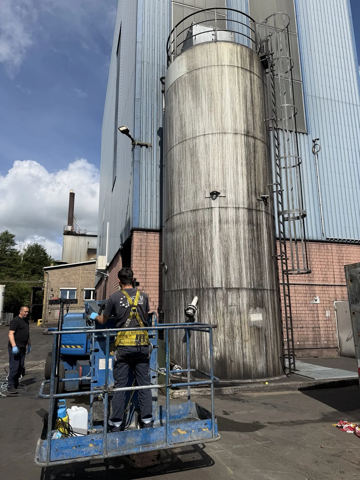 Behälterreinigung mit Hubarbeitsbühne