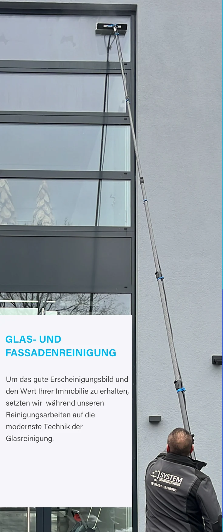 Glas- und Fassadenreinigung an einem Gebäude