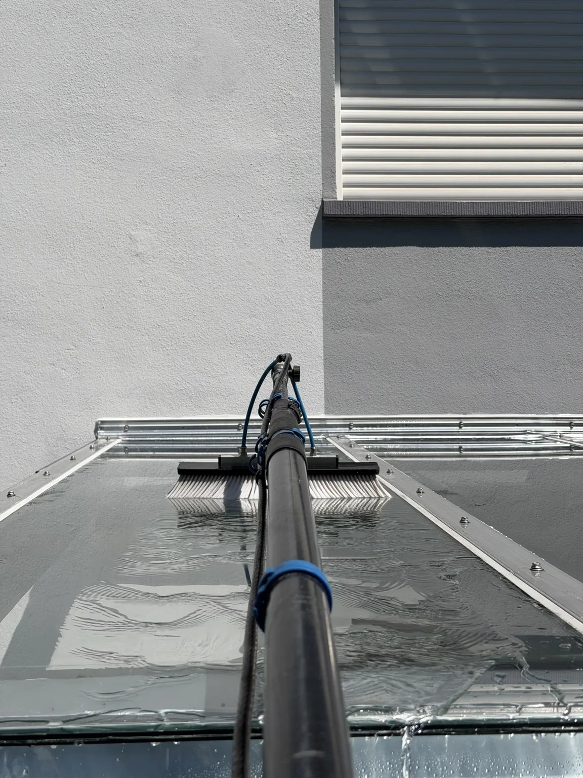 Glasdachreinigung mit Osmose- und Bürstensystem