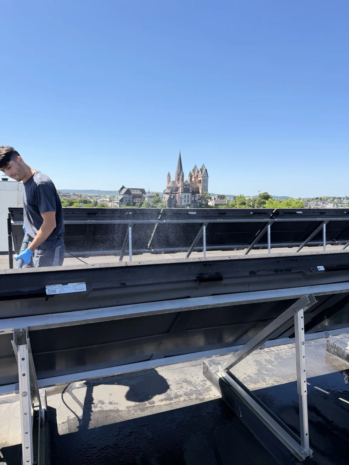 Photovoltaikanlagen-Reinigung auf einem Dach in Limburg