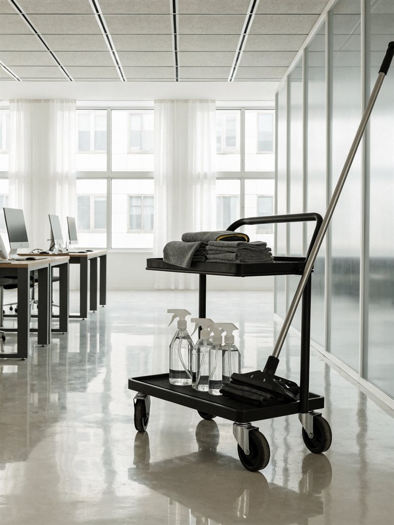 Reinigungswagen mit Equipment in einem modernen Büro